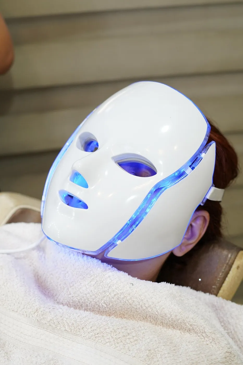 Clienta durante un tratamiento facial con máscara LED