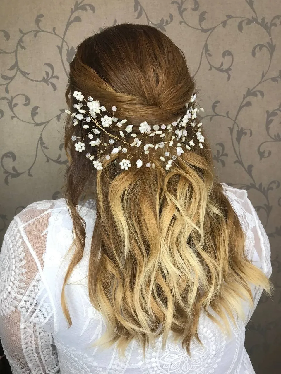 Peinado de novia hecho en el salón, visto de espalda